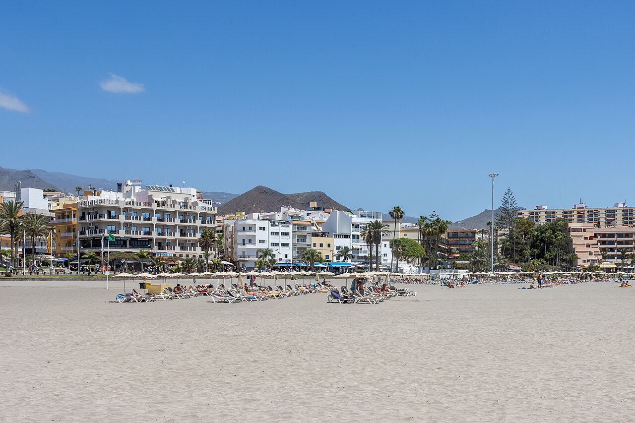 Edificios turísticos junto a Playa Honda en Los Cristianos, Tenerife