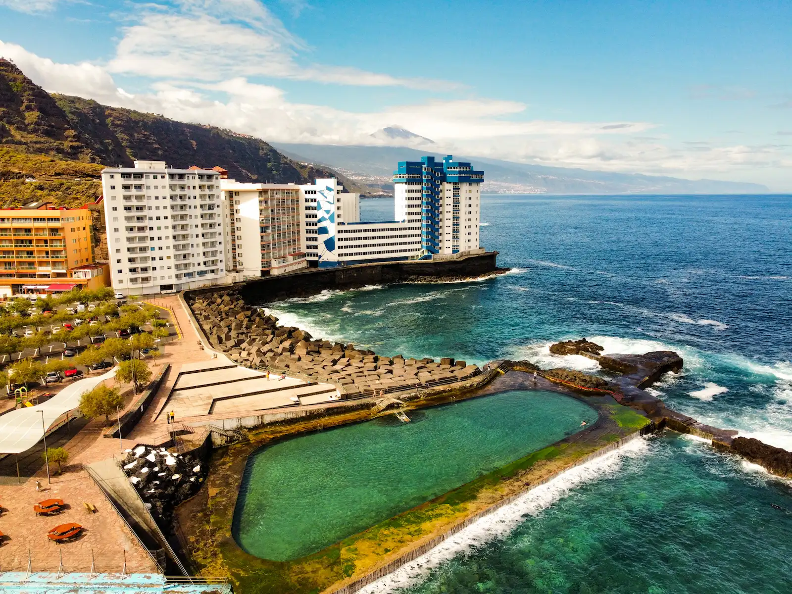 Piscina natural y edificios frente al mar en Mesa del Mar, Tacoronte, Tenerife