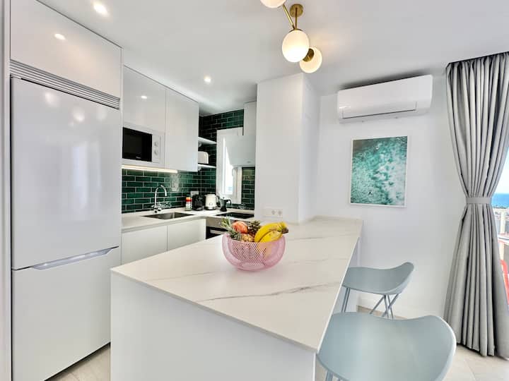 Cocina equipada y luminosa en una vivienda vacacional preparada para huéspedes