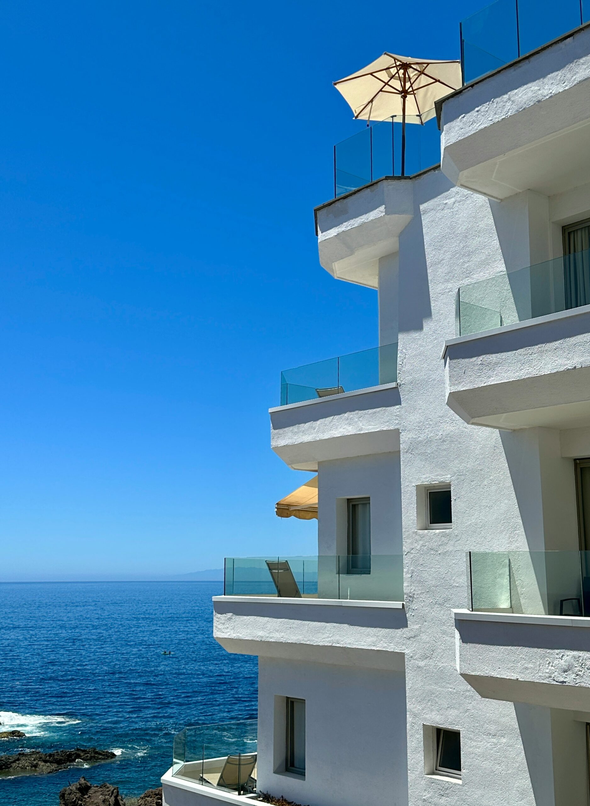 Edificio de apartamentos vacacionales con balcones frente al mar en Tenerife