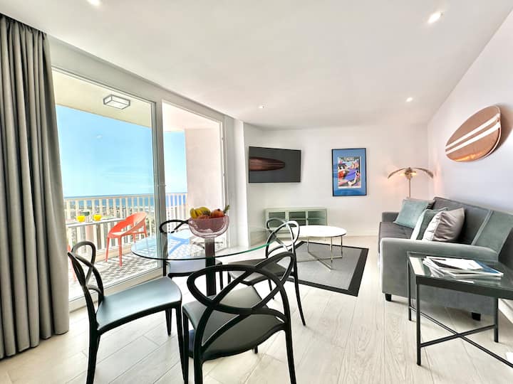 Salón luminoso de una vivienda vacacional en Tenerife con vistas al mar