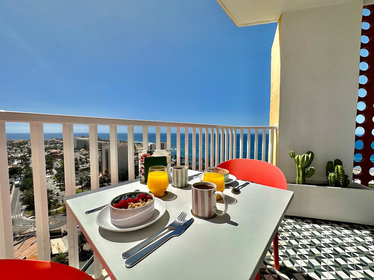 Balcón con comedor exterior y vistas al mar en una vivienda vacacional en Tenerife