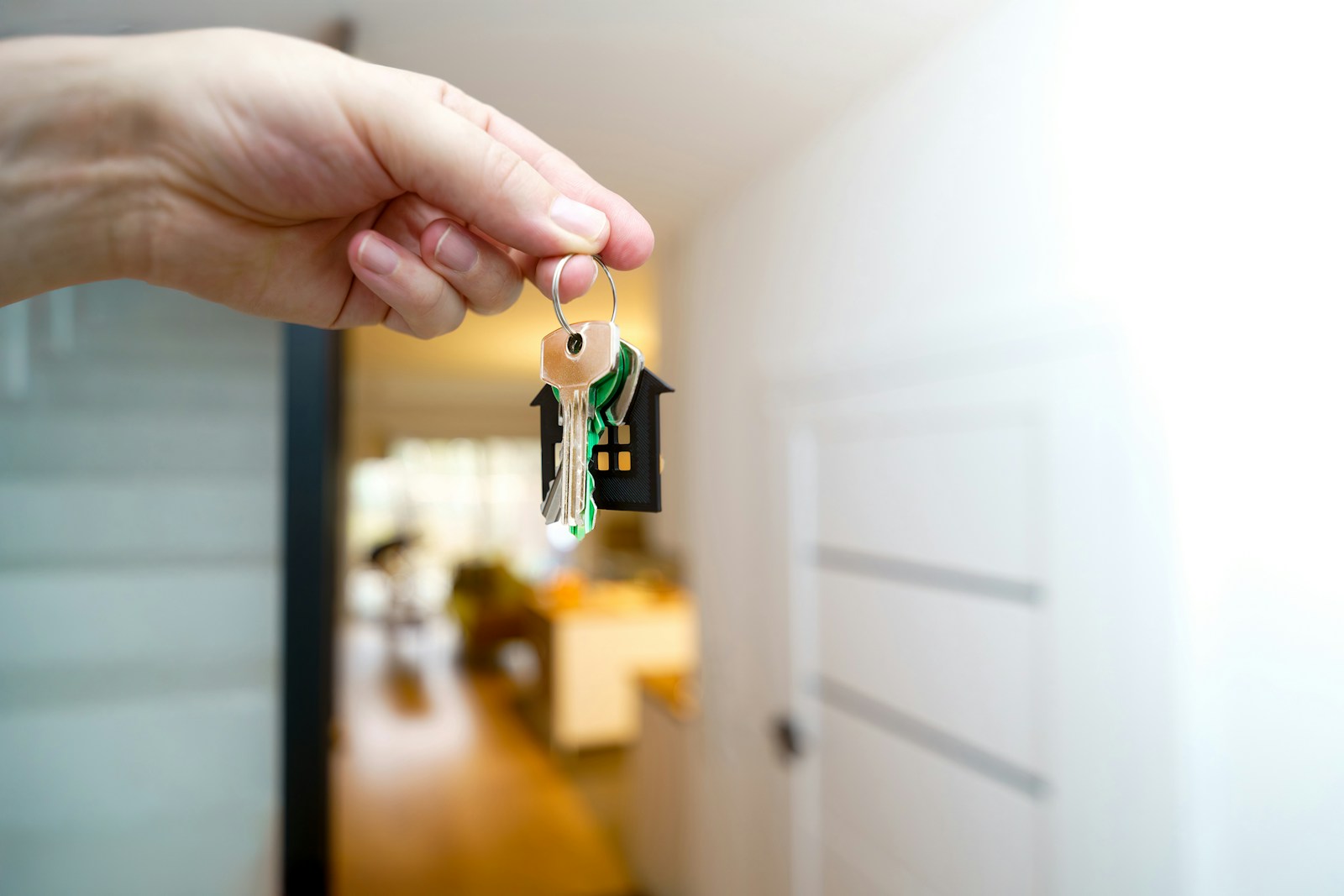 Llaves de una vivienda preparadas antes de abrir el calendario de alquiler vacacional