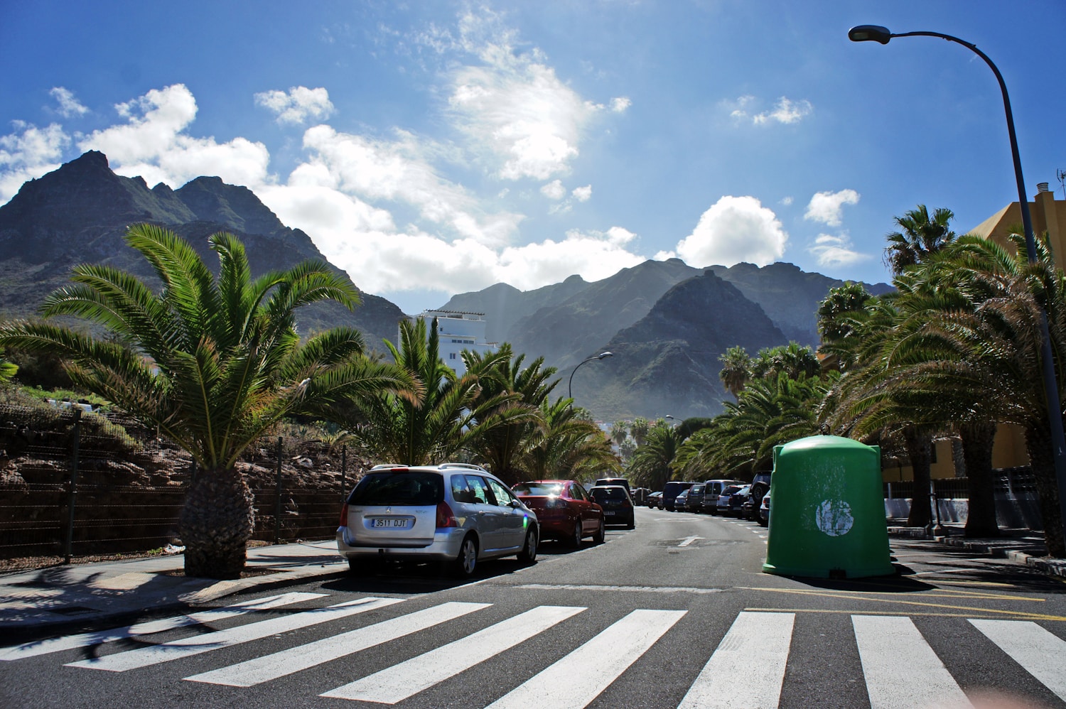 Calle en Punta del Hidalgo con montañas al fondo